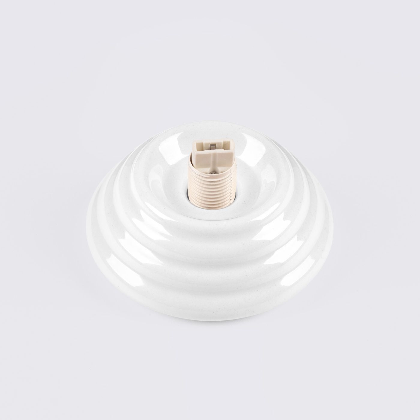 Lampa sufitowa Zori w kolorze białym, wykonana z ceramiki, o okrągłej, falistej formie. Widoczny gwint G9 w kolorze beżowym, umieszczony centralnie. Produkt z certyfikatem IP44, idealny do wnętrz, w ujęciu z góry na jednolitym tle.