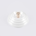 Lampa sufitowa Zori w kolorze białym, wykonana z ceramiki, o okrągłej, falistej formie. Widoczny gwint G9 w kolorze beżowym, umieszczony centralnie. Produkt z certyfikatem IP44, idealny do wnętrz, w ujęciu z góry na jednolitym tle.