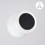 Biała lampa sufitowa Zori z oprawą na jedną żarówkę G9, z widocznym czarnym elementem na górze. Lampa ma okrągły kształt i jest umieszczona pod kątem na szarym tle. Oznaczenie IP44 wskazuje na odporność na wilgoć.