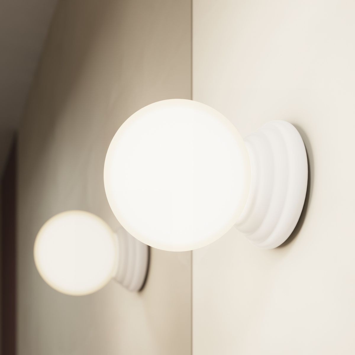 Lampa sufitowa Zori 1xG9 IP44 w kolorze białym, z okrągłą, mleczną kloszem umieszczonym na białej podstawie. Ujęcie z boku, pokazujące dwa źródła światła zamontowane na jasnej ścianie. Idealna do wnętrz o nowoczesnym designie.