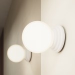 Lampa sufitowa Zori 1xG9 IP44 w kolorze białym, z okrągłą, mleczną kloszem umieszczonym na białej podstawie. Ujęcie z boku, pokazujące dwa źródła światła zamontowane na jasnej ścianie. Idealna do wnętrz o nowoczesnym designie.