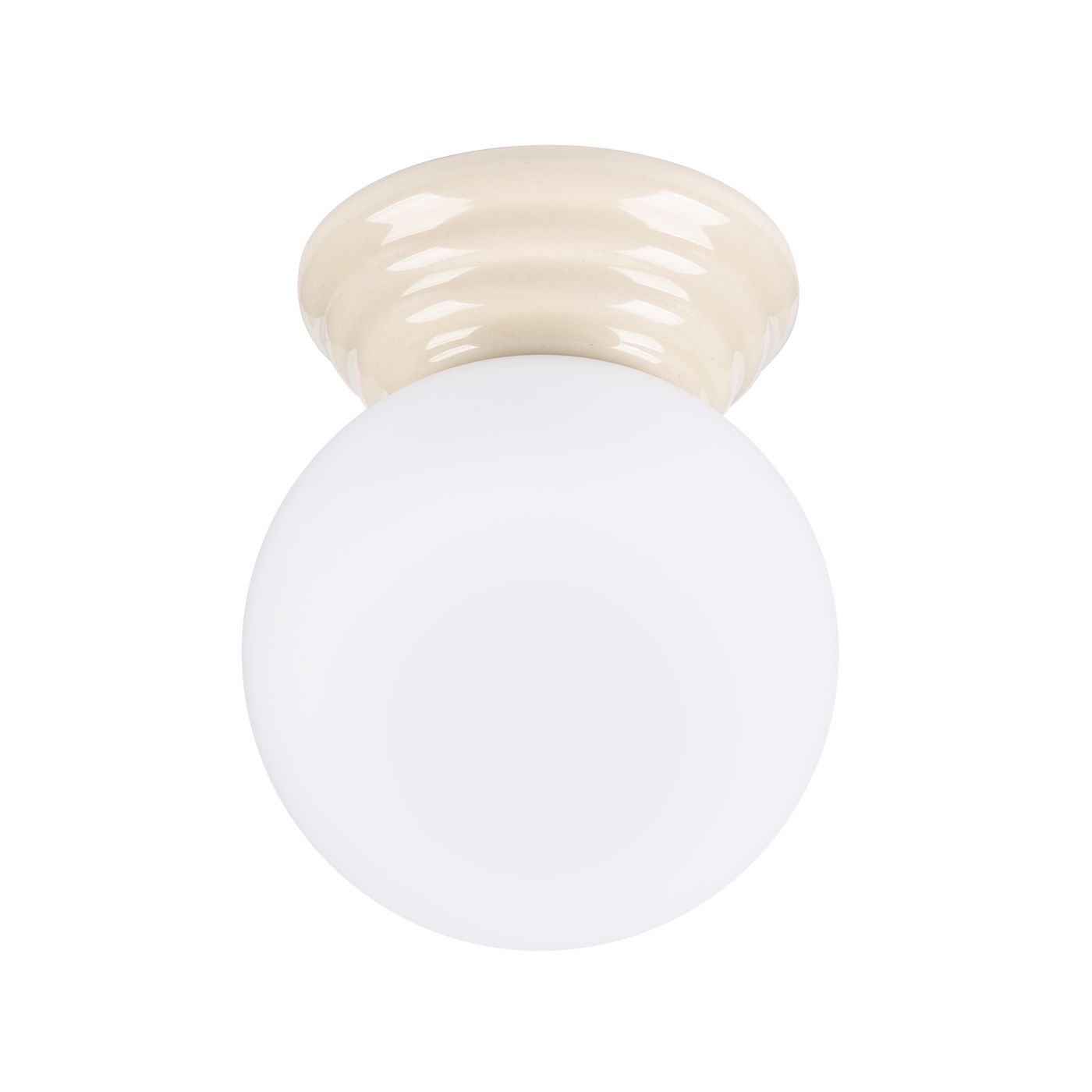 Beżowa lampa sufitowa Zori z okrągłym kloszem, wykonana z matowego szkła. Ujęcie frontalne, lampa zamontowana na suficie, przeznaczona do stosowania w pomieszczeniach o podwyższonej wilgotności (IP44).