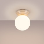 Beżowa lampa sufitowa Zori z pojedynczym źródłem światła G9, o okrągłym kształcie. Zainstalowana na gładkim, okrągłym mocowaniu. Delikatne światło emitowane przez mlecznobiałą kulę. Produkt przeznaczony do użytku wewnętrznego, klasyfikacja IP44.