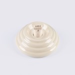 Beżowa lampa sufitowa Zori z oprawą na żarówkę G9. Okrągła, stożkowata podstawa z gładką, błyszczącą powierzchnią. Widoczny gwint do mocowania żarówki. Prosty design, idealna do różnych aranżacji wnętrz.