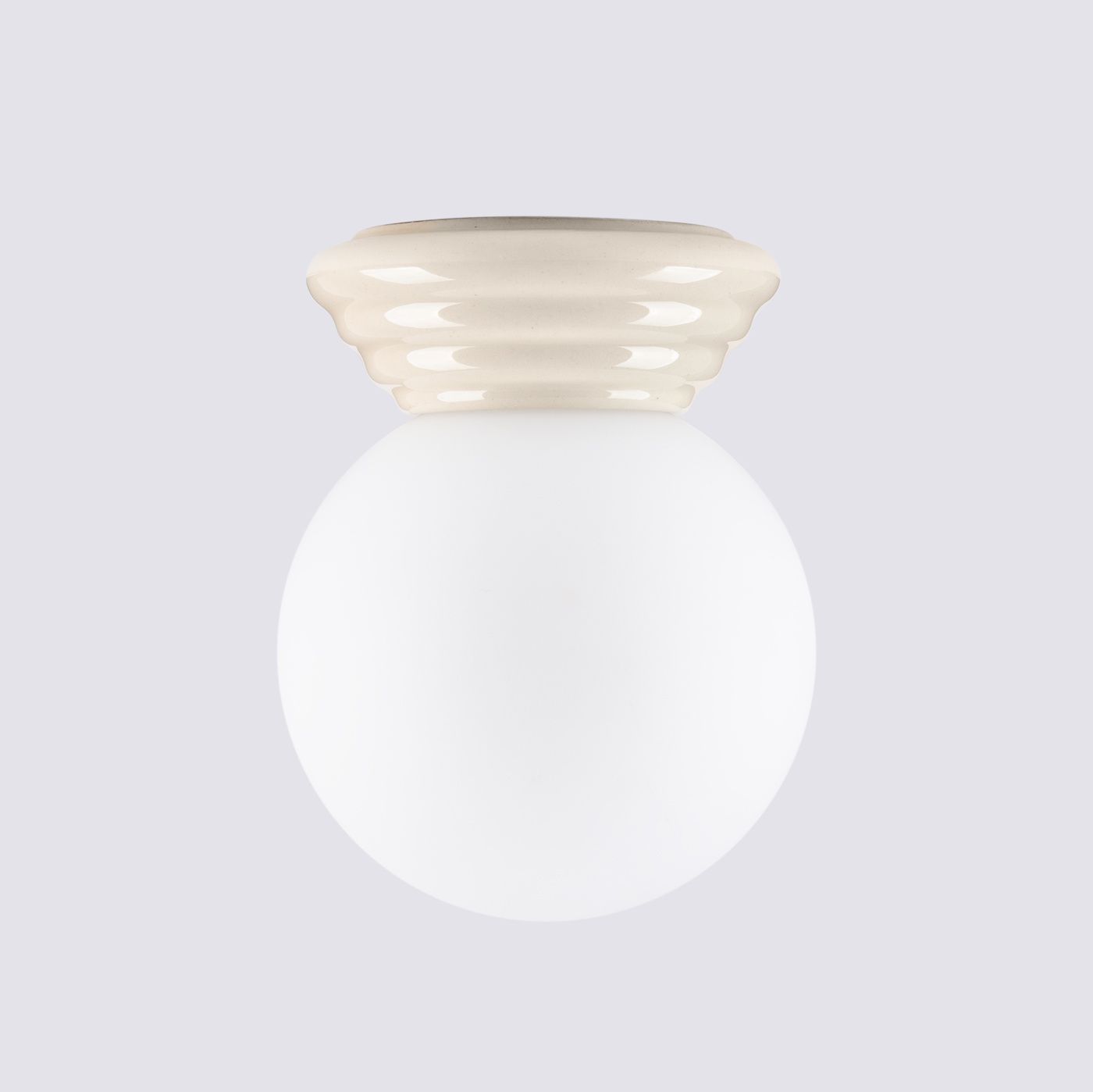 Beżowa lampa sufitowa Zori z okrągłym, mlecznym kloszem i falistym, ceramicznym mocowaniem. Ujęcie frontalne, produkt wiszący, idealny do wnętrz z wysoką klasą ochrony IP44, zapewniający eleganckie oświetlenie.