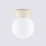 Beżowa lampa sufitowa Zori z okrągłym, mlecznym kloszem i falistym, ceramicznym mocowaniem. Ujęcie frontalne, produkt wiszący, idealny do wnętrz z wysoką klasą ochrony IP44, zapewniający eleganckie oświetlenie.