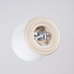 Beżowa lampa sufitowa Zori z oprawą na jedną żarówkę G9, widok z góry. Ceramiczny klosz w kształcie kulistym, z metalowym mocowaniem i przewodami. Wysoka odporność na wilgoć (IP44).