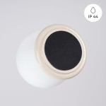 Beżowa lampa sufitowa Zori z oprawą na jedną żarówkę G9. Okrągła, matowa szklana kula z górnym, ciemnym elementem montażowym. Wysoka klasa ochrony IP44, przeznaczona do użytku w wilgotnych pomieszczeniach.
