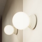 Beżowa lampa sufitowa Zori z oprawą na żarówkę G9, o okrągłym kloszu z matowego szkła. Zainstalowana na ścianie, w bliskim ujęciu, ukazuje gładką powierzchnię i dekoracyjne wykończenie. Produkt o stopniu ochrony IP44, idealny do łazienek.