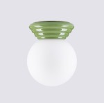 Lampa sufitowa Zori w kolorze zielonym z ceramiczną, falistą podstawą oraz okrągłym, matowym kloszem z białego szkła. Ujęcie frontalne, produkt zamontowany na suficie. Idealna do wnętrz, zapewniająca stylowe oświetlenie.