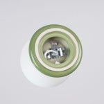 Zielona lampa sufitowa Zori z oprawą G9, widok od góry. Ceramiczna obudowa z białym kloszem, metalowy uchwyt z widoczną instalacją. Prosty, nowoczesny design, idealna do wnętrz.