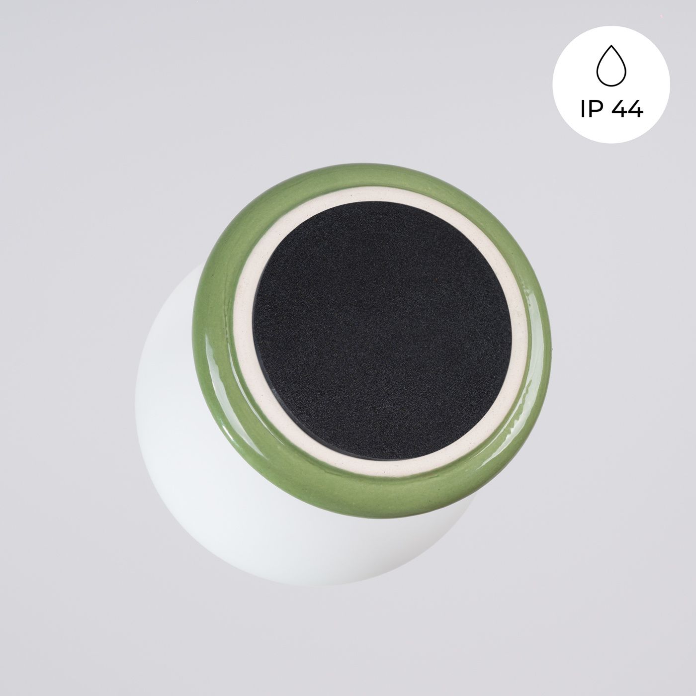Lampa sufitowa Zori 1xG9 IP44 w kolorze zielonym. Okrągła, z białym kloszem i zieloną obręczą. Widoczna czarna podstawa. Produkt montowany na suficie, idealny do wnętrz wilgotnych.