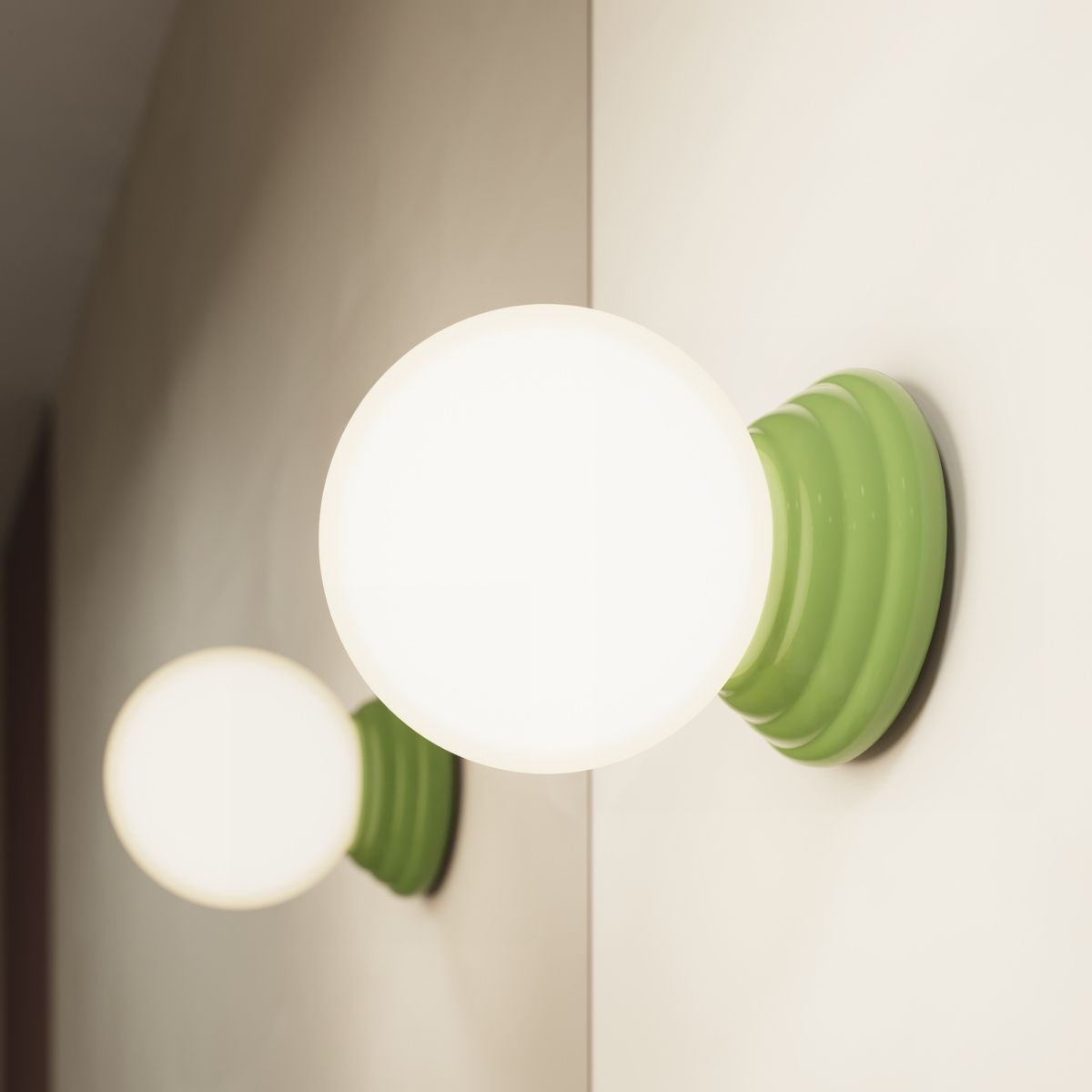 Zori lampa sufitowa 1xG9 IP44 w kolorze zielonym, z okrągłym kloszem z mlecznego szkła. Montowana na ścianie, z wyraźnym detalem falistym na podstawie. Widoczna w aranżacji na jasnej ścianie, tworzy nowoczesny akcent.