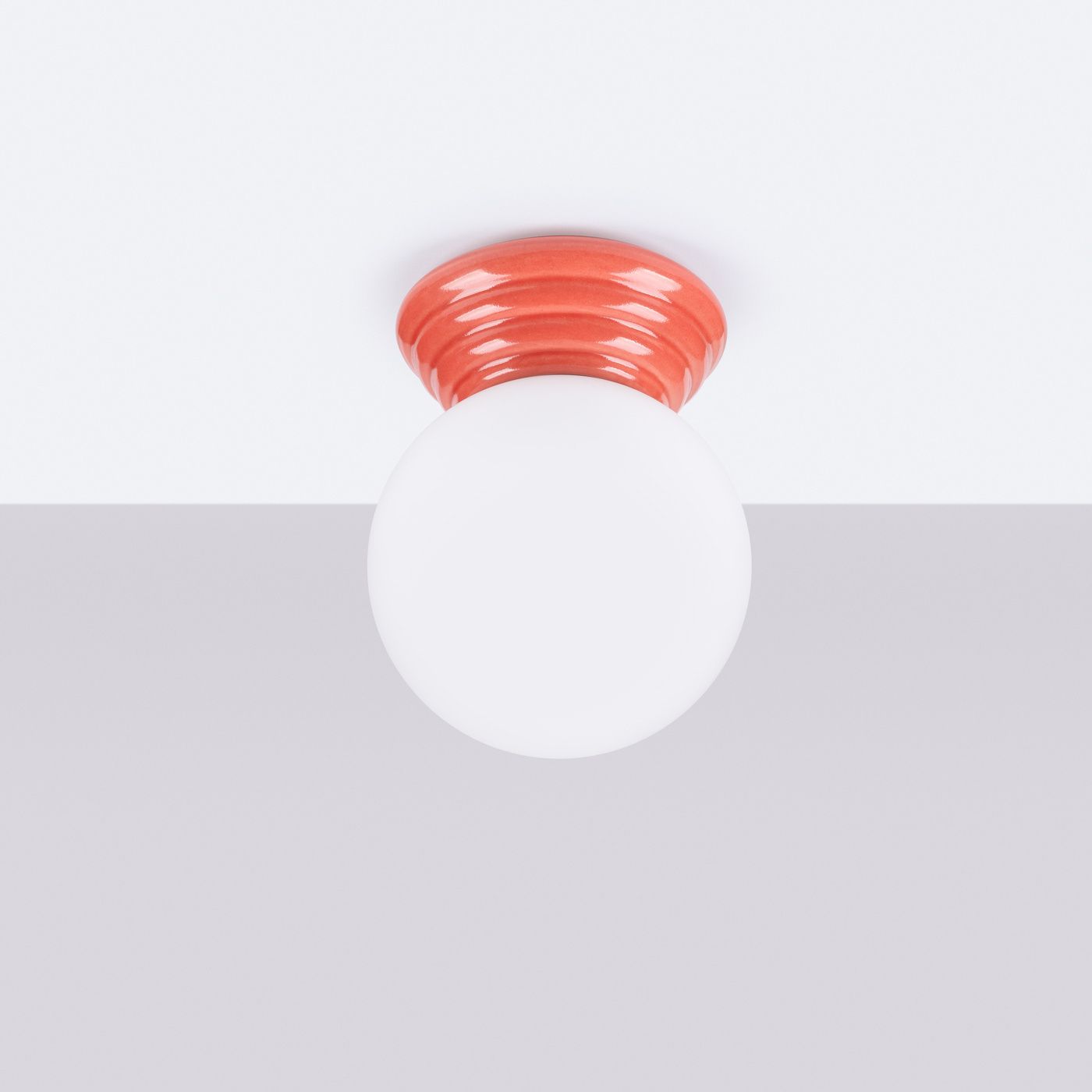 Lampa sufitowa Zori 1xG9 IP44 w kolorze brzoskwiniowym z okrągłym, białym kloszem. Ujęcie frontalne, lampa zamontowana na suficie, z widocznym żłobionym detalem w dolnej części.