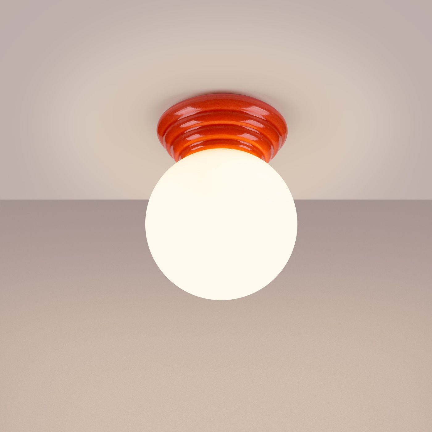 Brzoskwiniowa lampa sufitowa Zori z kulistym kloszem z białego szkła. Montowana na suficie, z ozdobnym, falistym elementem u góry. Posiada mocowanie na żarówkę G9, klasyfikacja IP44, co czyni ją odporną na wilgoć.
