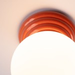 Lampa sufitowa Zori 1xG9 IP44 w kolorze brzoskwiniowym z okrągłym kloszem. Widoczny detal to gładka, błyszcząca oprawa z delikatnymi, zaokrąglonymi krawędziami, zamontowana na suficie.