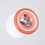 Lampa sufitowa Zori 1xG9 IP44 w kolorze brzoskwiniowym. Widok z góry na oprawę, z ceramicznym kloszem i metalowym mocowaniem. Dobrze widoczne miejsce na żarówkę oraz elementy montażowe.