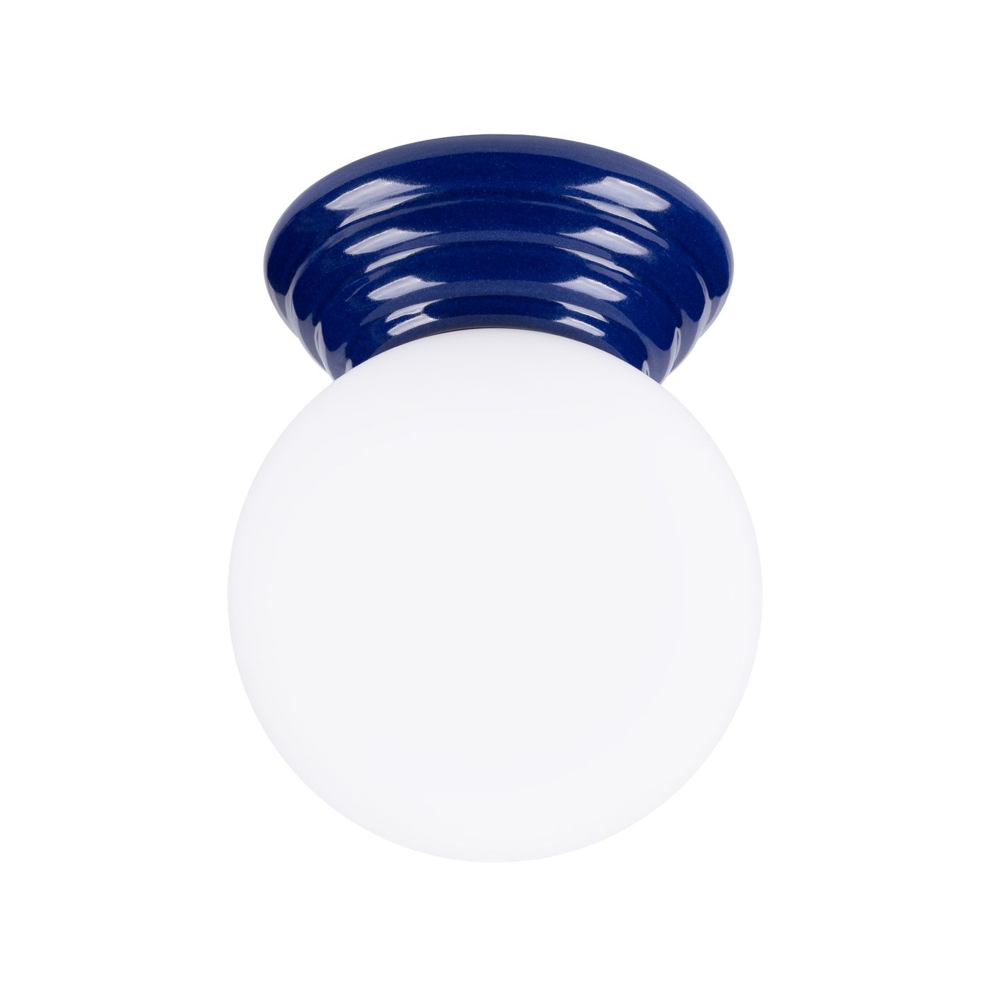 Lampa sufitowa Zori 1xG9 IP44 w kolorze ultramaryny, z okrągłym, białym kloszem i dekoracyjnym, błyszczącym, niebieskim mocowaniem. Ujęcie frontalne, produkt zamontowany na suficie.