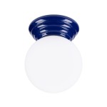 Lampa sufitowa Zori 1xG9 IP44 w kolorze ultramaryny, z okrągłym, białym kloszem i dekoracyjnym, błyszczącym, niebieskim mocowaniem. Ujęcie frontalne, produkt zamontowany na suficie.