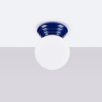 Lampa sufitowa Zori 1xG9 IP44 w kolorze ultramaryny z okrągłym, białym kloszem. Widok z dołu, zamontowana na białym suficie. Gładka, błyszcząca podstawa z dekoracyjnym, falistym wzorem.
