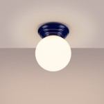 Lampa sufitowa Zori w kolorze ultramaryny z okrągłą, białą kloszem. Ujęcie frontalne, zamontowana na suficie. Wysoka odporność na wilgoć (IP44), idealna do łazienek lub innych wilgotnych pomieszczeń.