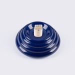 Lampa sufitowa Zori w kolorze ultramaryny, z ceramiczną podstawą w kształcie stożka, z widocznym gwintem G9. Powierzchnia błyszcząca, z falistym wzorem. Ujęcie z góry, na jednolitym tle. Idealna do wnętrz z wymaganym stopniem ochrony IP44.
