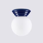 Lampa sufitowa Zori 1xG9 IP44 w kolorze ultramaryny, z okrągłym, mlecznym kloszem i falistym, niebieskim uchwytem. Produkt montowany sufitowo, widoczny z góry, idealny do wnętrz.
