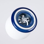 Lampa sufitowa Zori w kolorze ultramaryny z ceramicznym kloszem. Widok z góry, ukazujący gniazdo na żarówkę G9 oraz metalowe mocowania. Gładka, biała powierzchnia klosza z błyszczącym niebieskim wykończeniem. Idealna do wnętrz o nowoczesnym stylu.