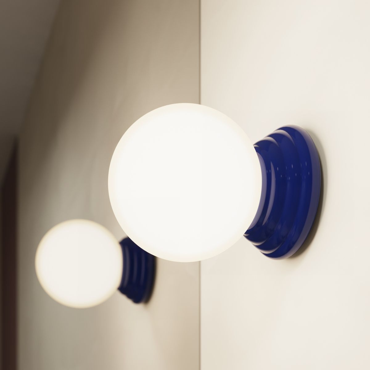 Lampa sufitowa Zori 1xG9 IP44 w kolorze ultramaryny z okrągłym, białym kloszem. Ujęcie z boku, montowana na ścianie, z widocznymi detalami dekoracyjnymi na podstawie. Idealna do wnętrz, zapewniająca nowoczesne oświetlenie.