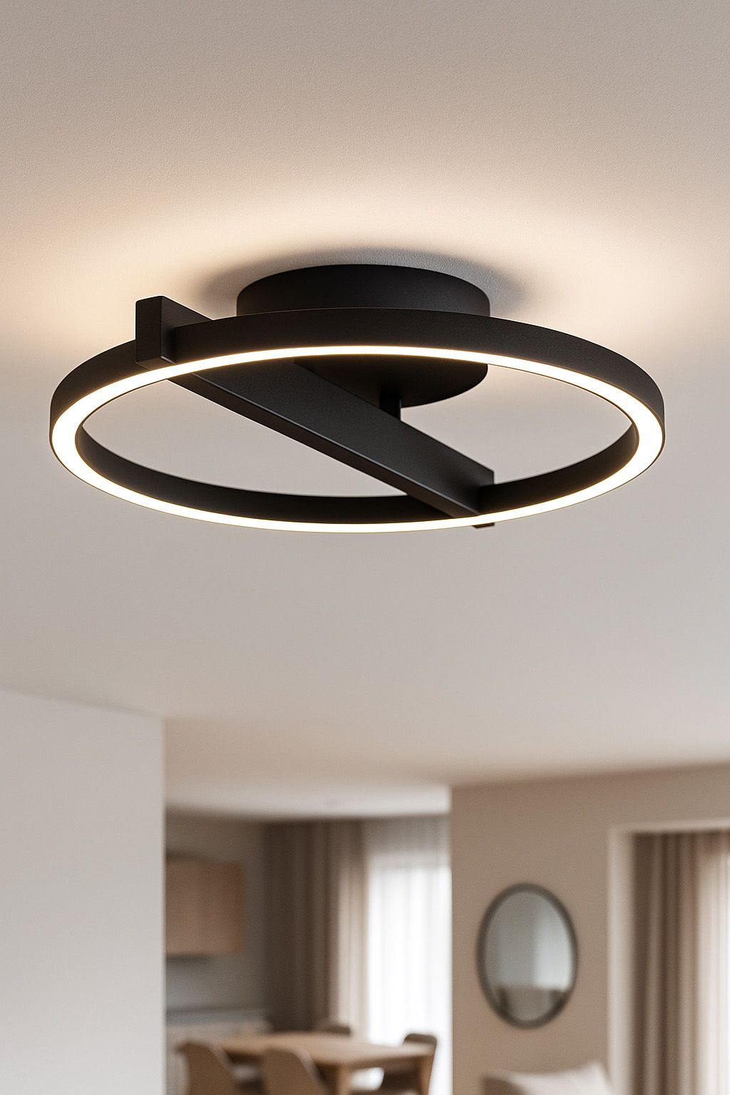Czarna lampa sufitowa Tivoli z jedną diodą LED 24W CCT, o okrągłym kształcie, zamontowana na suficie. Wbudowane światło LED otoczone jest cienką ramką, co podkreśla minimalistyczny design. Tło jasne, z elementami wnętrza w stylu nowoczesnym.