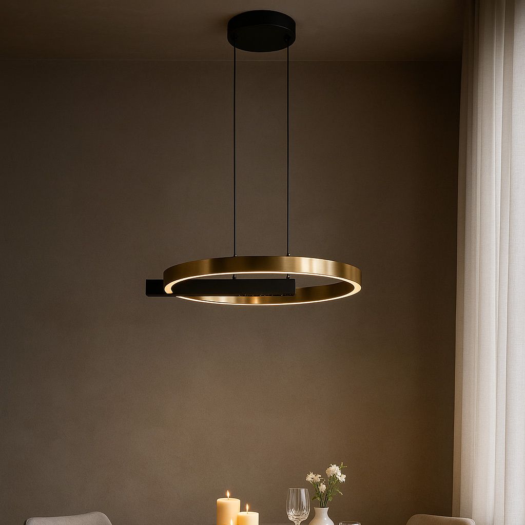 Lampa wisząca Metis 1xLED 24W w kolorze czarnym i złotym, w kształcie okręgu, zawieszona na cienkich linkach, z metalowym wykończeniem. Umieszczona w eleganckim wnętrzu, obok świec i kwiatów, na tle gładkiej, stonowanej ściany.