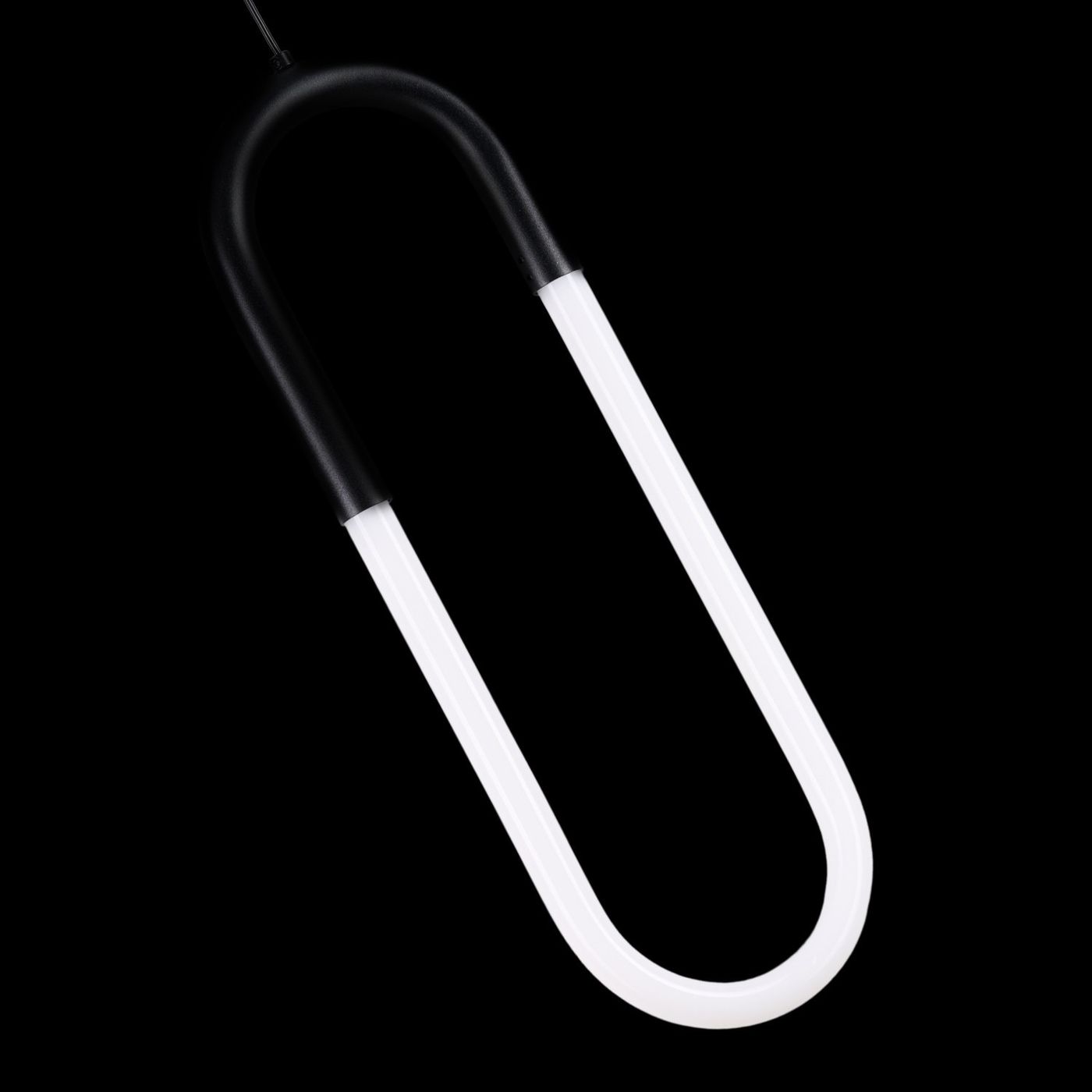Czarna lampa wisząca LED 9W Nexus AZ5739 o kształcie zbliżonym do klipsa, z białymi elementami świecącymi. Zawieszona na cienkim przewodzie, prezentuje nowoczesny design na jednolitym, czarnym tle.