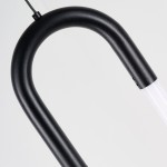 Lampa wisząca LED Nexus 9W w kolorze czarnym, z charakterystycznym, zakrzywionym kształtem. Widoczna metalowa konstrukcja z matowym wykończeniem oraz przezroczysty element świetlny. Produkt zawieszony na cienkim przewodzie, na jednolitym tle.