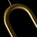 Lampa wisząca LED Nexus 9W w kolorze złotym, z zaokrąglonym kształtem. Ujęcie z bliska, ukazujące gładką, błyszczącą powierzchnię oraz detale mocowania. Tło czarne, podkreślające elegancję produktu.