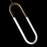 Lampa wisząca LED Nexus 9W w kształcie litery U, z metalowym złotym wykończeniem u góry i białą, półprzezroczystą częścią lampy. Produkt zawieszony na cienkim przewodzie, na czarnym tle.
