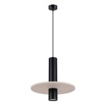 Lampa wisząca Pelta z czarnym metalowym korpusem i beżowym, okrągłym kloszem z płaskiej powierzchni. Produkt zawiera miejsce na jedną żarówkę GU10. Ujęcie frontalne, lampa zawieszona na cienkim przewodzie. Tło białe.