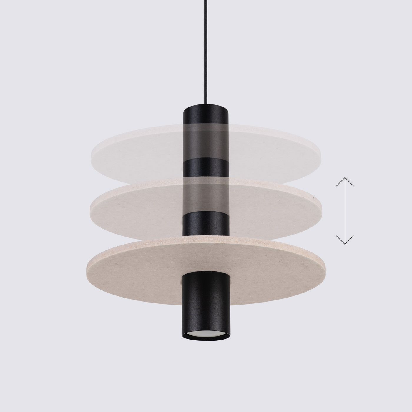 Lampa wisząca Pelta z jednym gniazdem GU10, złożona z trzech okrągłych, beżowych osłon na czarnym stelażu. Produkt zawieszony na czarnym przewodzie, w prostej kompozycji na jasnym tle, z możliwością regulacji wysokości.