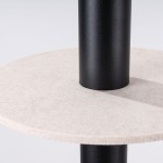 Lampa wisząca Pelta z czarnym metalowym słupem i beżowym, okrągłym kloszem z teksturowanego materiału. Ujęcie z bliska, pokazujące detal połączenia klosza z podstawą. Idealna do nowoczesnych wnętrz.