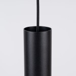 Lampa wisząca Pelta w kolorze czarnym z metalowym, cylindrycznym kloszem. Widoczny kabel w oplocie. Produkt w ujęciu z góry, ukazujący detal górnej części lampy. Idealna do nowoczesnych wnętrz.