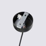 Lampa wisząca Pelta 1xGU10 w kolorze czarnym z beżowym wykończeniem. Ujęcie z góry ukazujące mocowanie oraz przewody wewnętrzne. Widoczna metalowa konstrukcja i elementy montażowe. Tło jasnoszare.