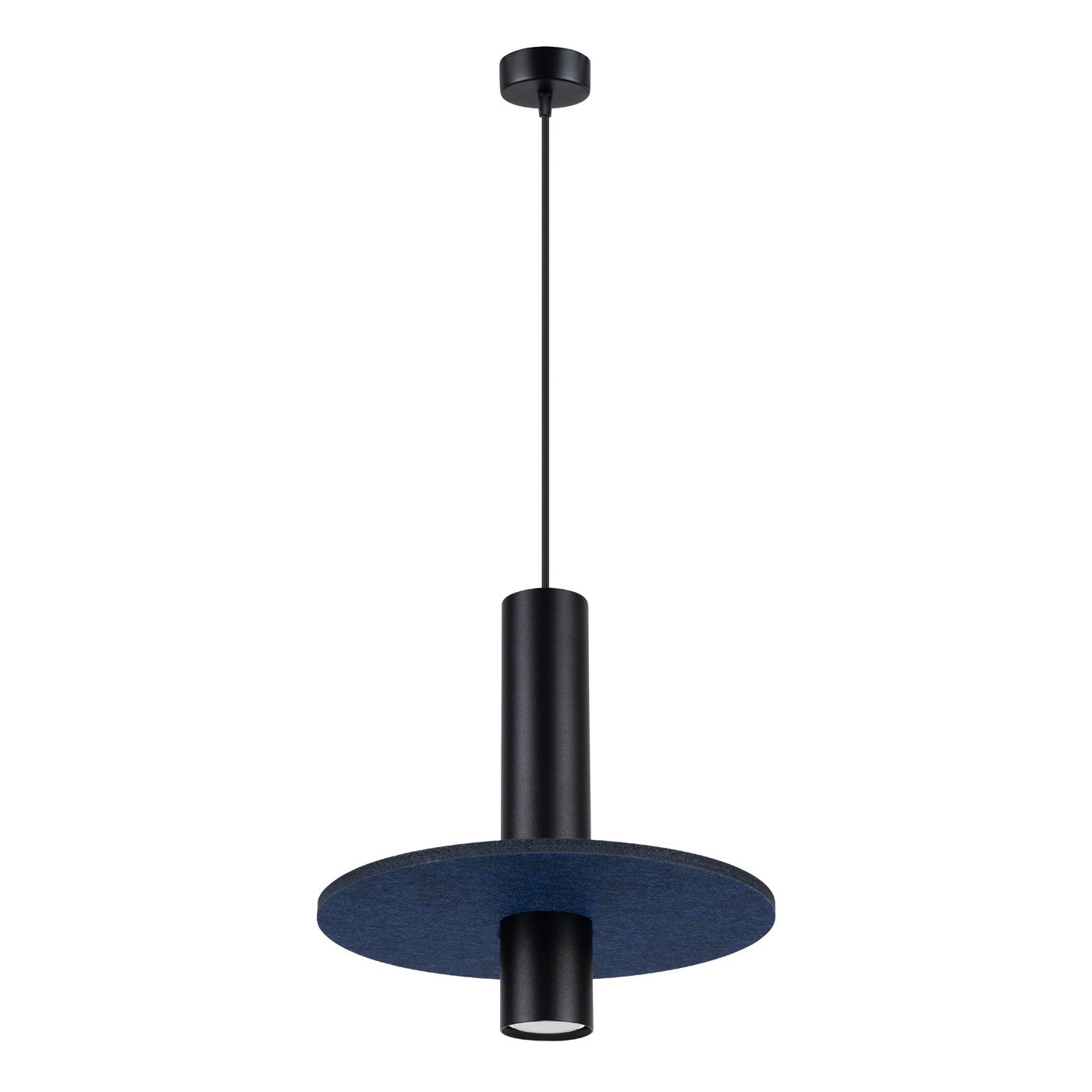 Lampa wisząca Pelta w kolorze czarnym i granatowym, z cylindrycznym trzonem i okrągłym kloszem z materiału. Zawieszona na cienkim przewodzie, z miejscem na jedną żarówkę GU10. Prosta, nowoczesna forma.