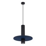 Lampa wisząca Pelta w kolorze czarnym i granatowym, z cylindrycznym trzonem i okrągłym kloszem z materiału. Zawieszona na cienkim przewodzie, z miejscem na jedną żarówkę GU10. Prosta, nowoczesna forma.
