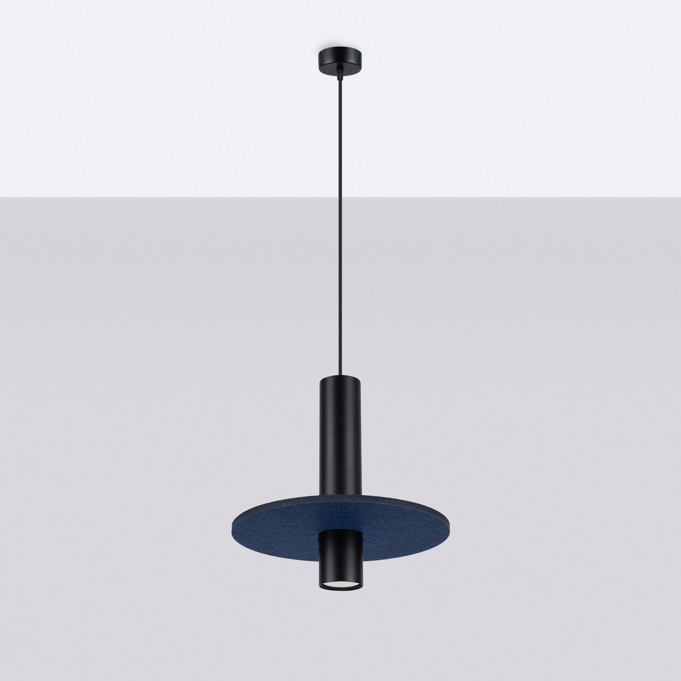 Lampa wisząca Pelta z jednym gniazdem GU10, w kolorze czarnym z granatowym kloszem. Produkt zawieszony na cienkim, czarnym przewodzie, z okrągłym, płaskim kloszem i cylindrycznym korpusem. Tło w jasnym odcieniu.
