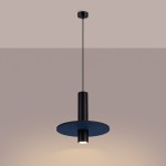Lampa wisząca Pelta w kolorze czarnym i granatowym, z okrągłym kloszem i cylindrycznym korpusem. Zawieszona na cienkim przewodzie, z widocznym źródłem światła GU10. Kąt ujęcia frontalny, na jednolitym tle.