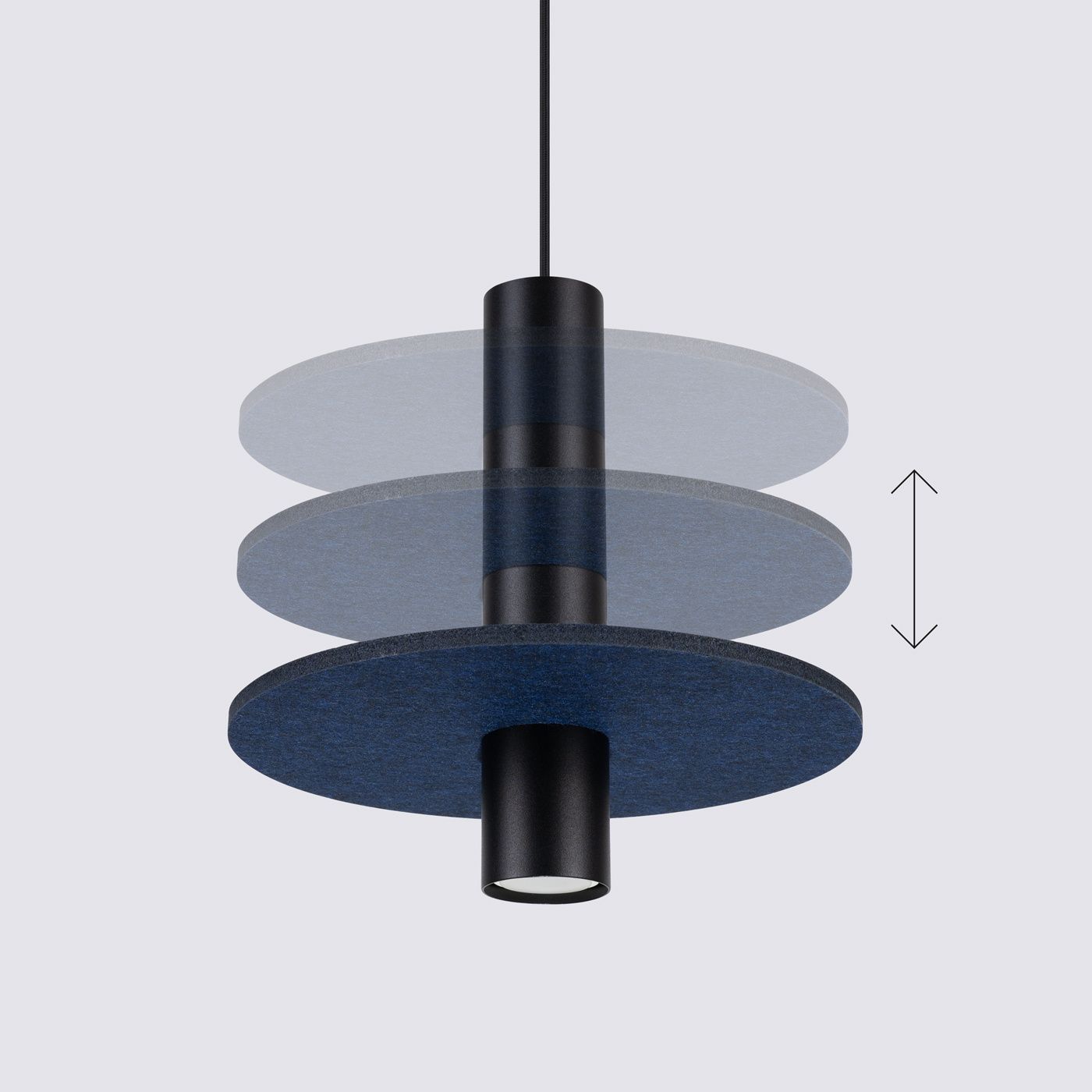 Lampa wisząca Pelta z jedną oprawą GU10, w kolorze czarnym i granatowym. Składa się z trzech okrągłych elementów w różnych odcieniach, zawieszonych na cylindrycznym mocowaniu. Produkt prezentowany z dołu, z widoczną możliwością regulacji wysokości.