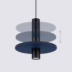 Lampa wisząca Pelta z jedną oprawą GU10, w kolorze czarnym i granatowym. Składa się z trzech okrągłych elementów w różnych odcieniach, zawieszonych na cylindrycznym mocowaniu. Produkt prezentowany z dołu, z widoczną możliwością regulacji wysokości.