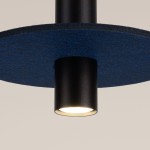 Lampa wisząca Pelta 1xGU10 w kolorze czarnym i granatowym, z okrągłym kloszem z materiału tekstylnego. Zbliżenie na detal klosza i oprawy, z widoczną metalową częścią, która utrzymuje źródło światła. Prosty, nowoczesny design.