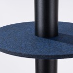 Lampa wisząca Pelta 1xGU10 w kolorze czarnym i granatowym. Widoczny detal podstawa z ciemnego metalu oraz granatowa, teksturowana powierzchnia. Ujęcie z bliska, pokazujące połączenie elementów.