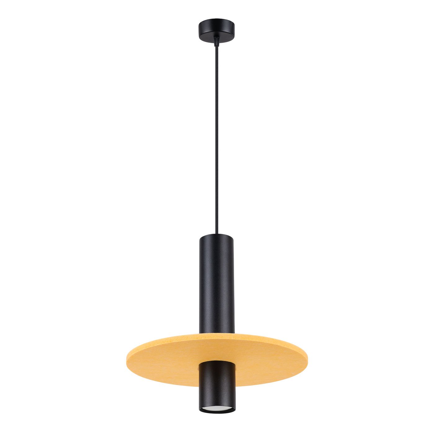 Lampa wisząca Pelta z czarnym metalowym uchwytem i żółtym okrągłym kloszem. Zawieszona na cienkim przewodzie. Wykonana z metalu, przeznaczona do jednego źródła światła GU10. Prosta forma, nowoczesny design. Tło białe.