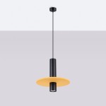 Lampa wisząca Pelta z jedną oprawą GU10, w kolorze czarnym z żółtym kloszem w kształcie talerza. Produkt zawieszony na cienkim, czarnym przewodzie, zmontowany w pozycji wiszącej, na jednolitym tle.